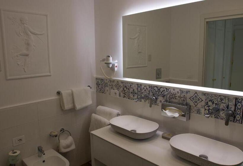 جناح جونيور, Capri Bougainville