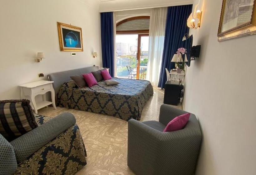 جناح جونيور, Capri Bougainville