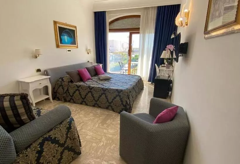 سوییت جونیور, Capri Bougainville