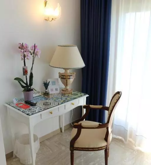 سوییت جونیور, Capri Bougainville