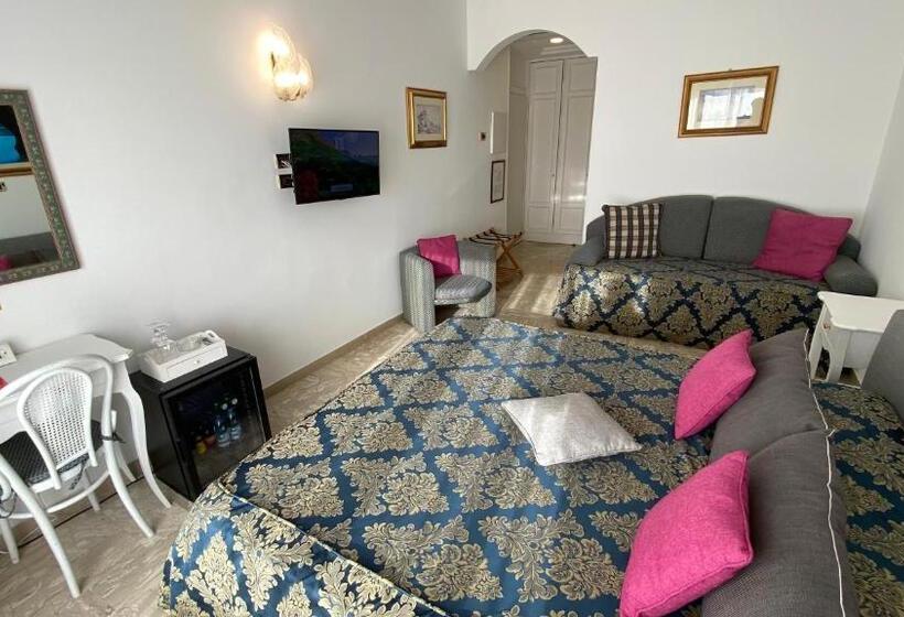 جناح جونيور, Capri Bougainville