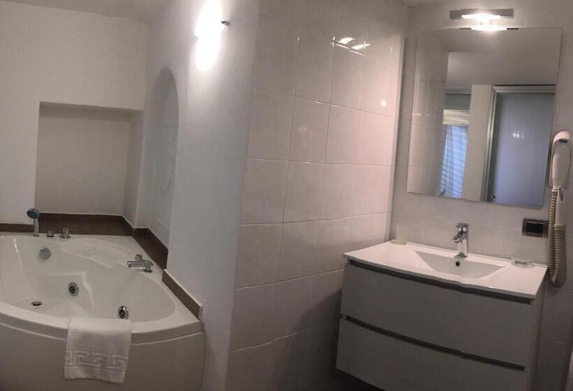 شقة غرفتين, Capri Bougainville