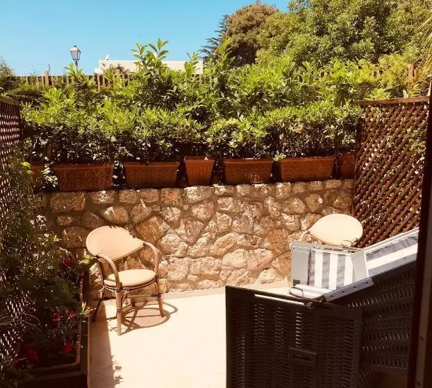 اتاق لوکس, Capri Bougainville