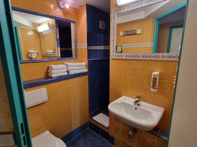 חדר סטנדרט לשלושה, Hôtel Restaurant Le Relais   Pau Nord