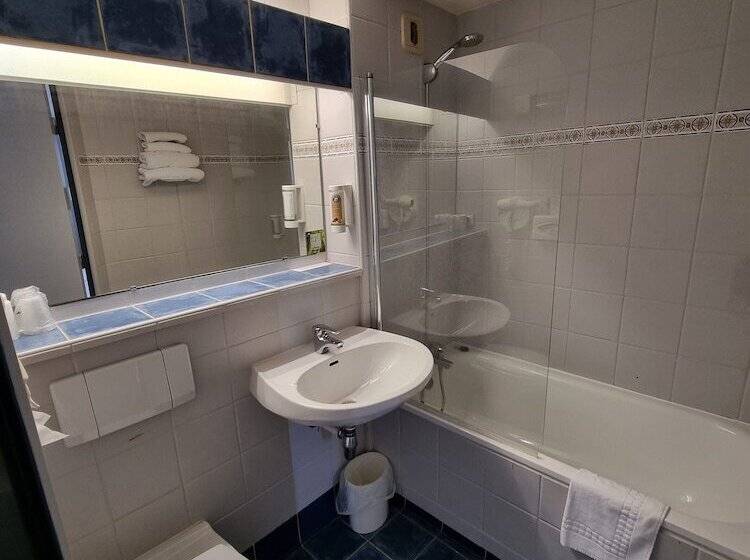 חדר סטנדרט לשלושה, Hôtel Restaurant Le Relais   Pau Nord