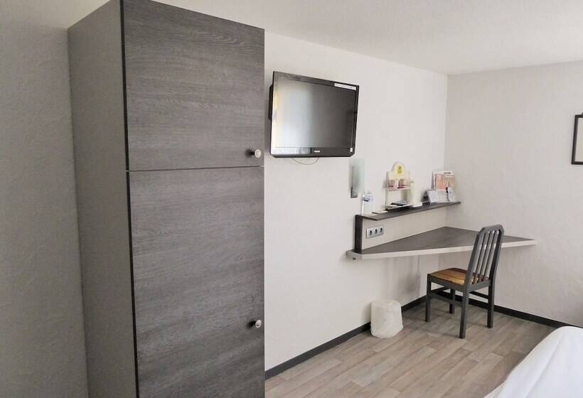 חדר סטנדרט לשלושה, Hôtel Restaurant Le Relais   Pau Nord