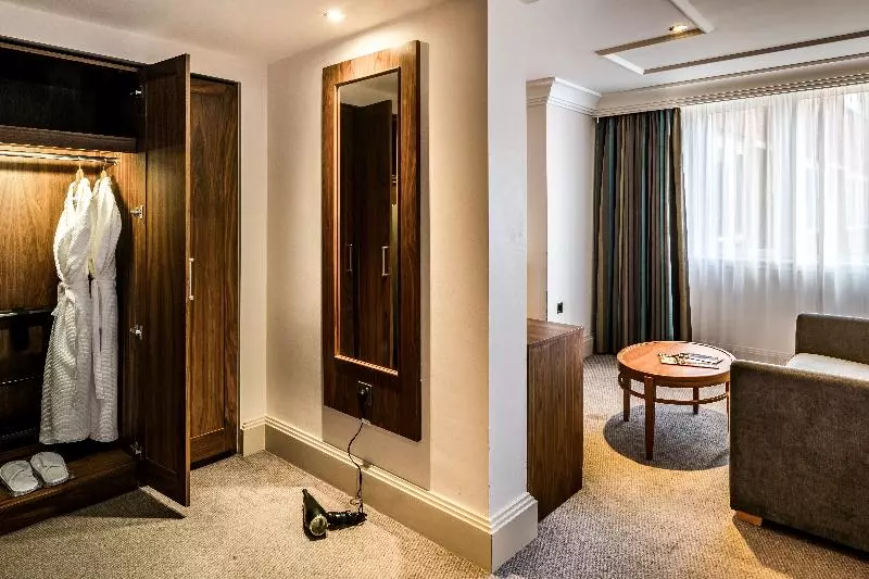 اتاق اجرایی با تخت بزرگ, Marble Arch By Thistle