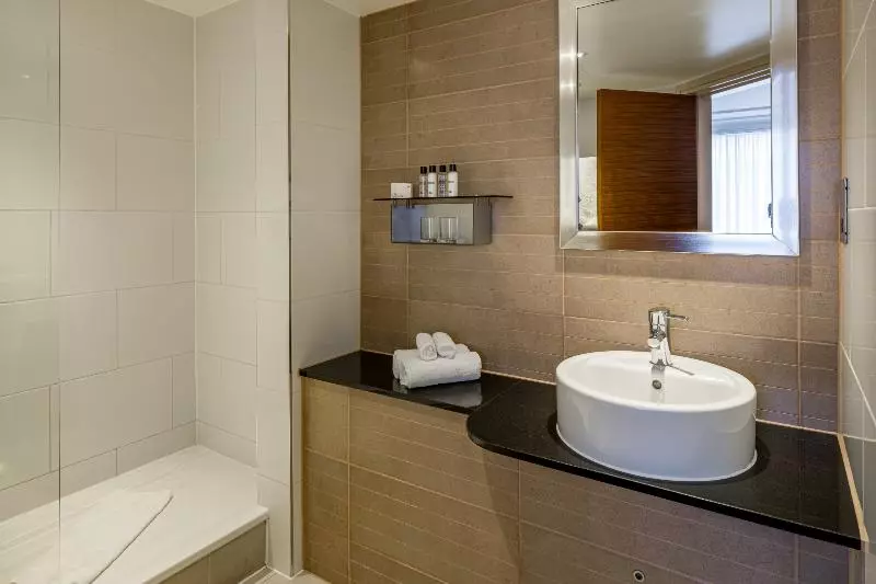 اتاق اجرایی با تخت بزرگ, Marble Arch By Thistle