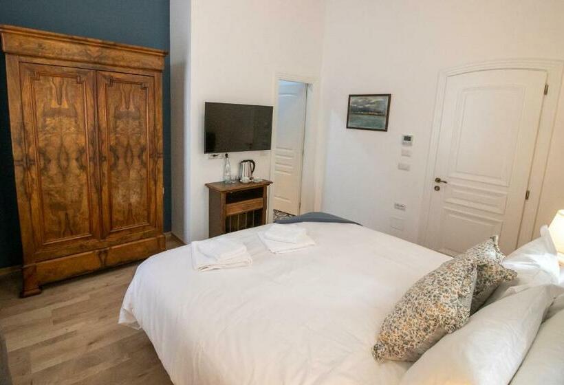 اتاق لوکس, Seven Cafe &