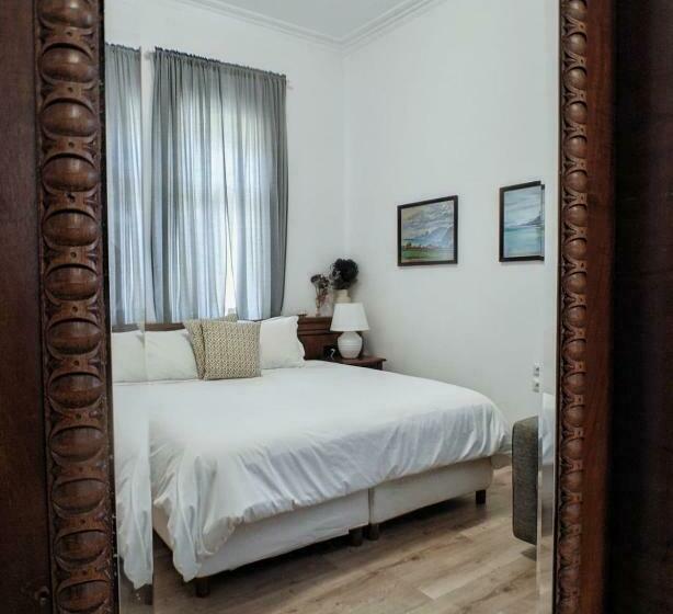 اتاق خانوادگی با چشمانداز کوه, Seven Cafe &