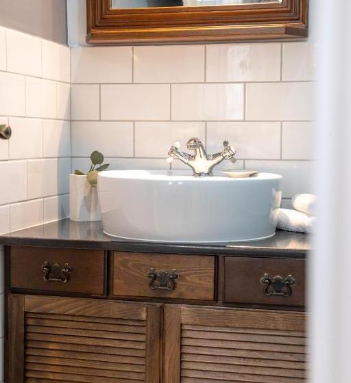 اتاق خانوادگی با چشمانداز کوه, Seven Cafe &