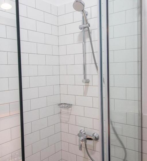 اتاق خانوادگی با چشمانداز کوه, Seven Cafe &