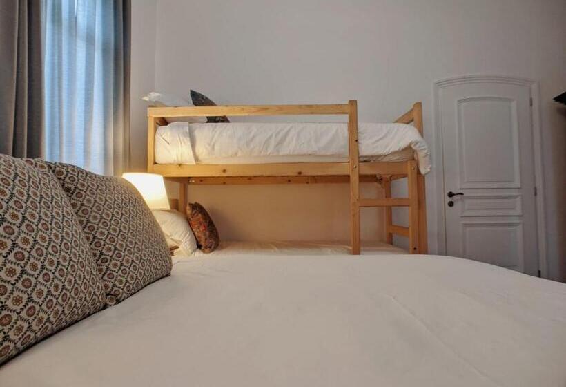 اتاق خانوادگی با چشمانداز کوه, Seven Cafe &