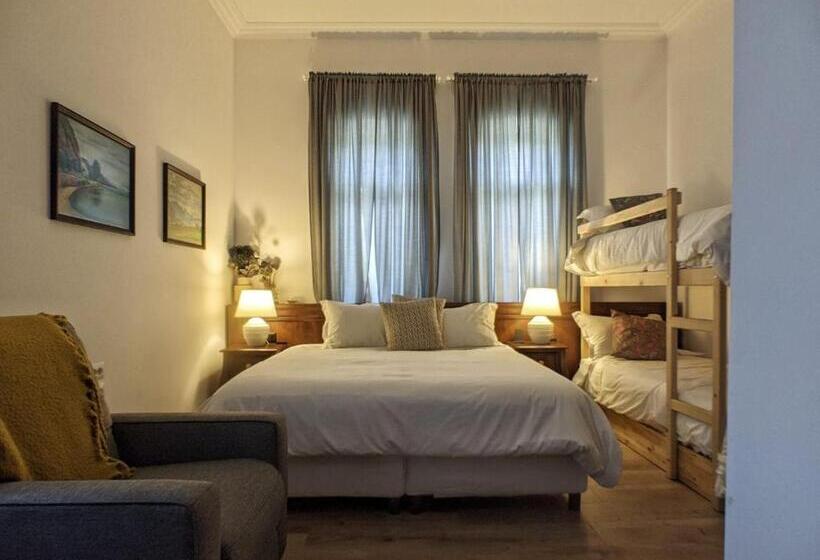 اتاق خانوادگی با چشمانداز کوه, Seven Cafe &