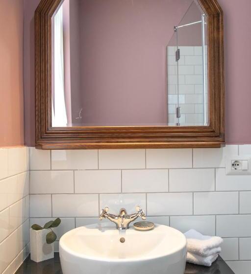 اتاق استاندارد با چشمانداز باغ, Seven Cafe &