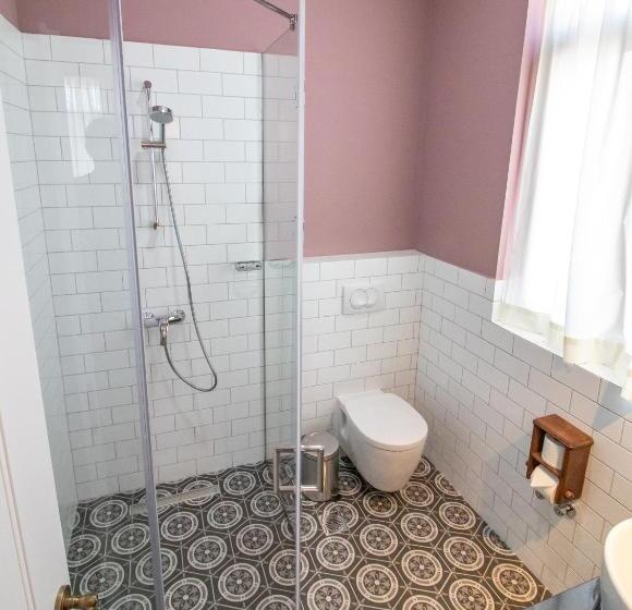 اتاق استاندارد با چشمانداز باغ, Seven Cafe &