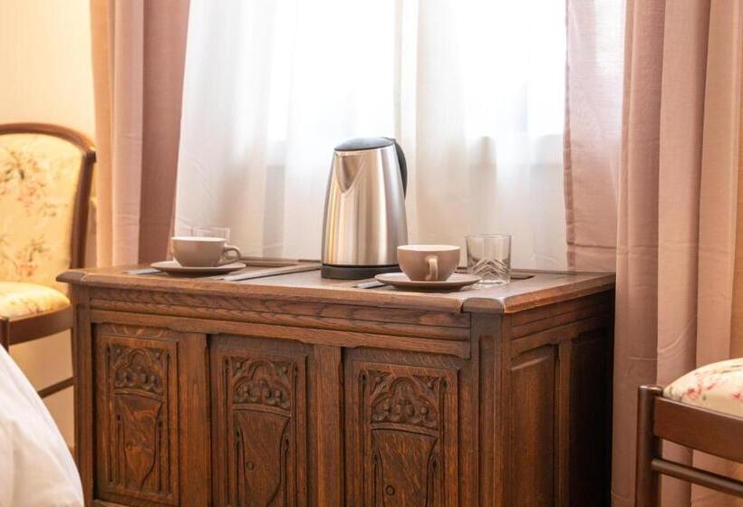 اتاق استاندارد با چشمانداز باغ, Seven Cafe &