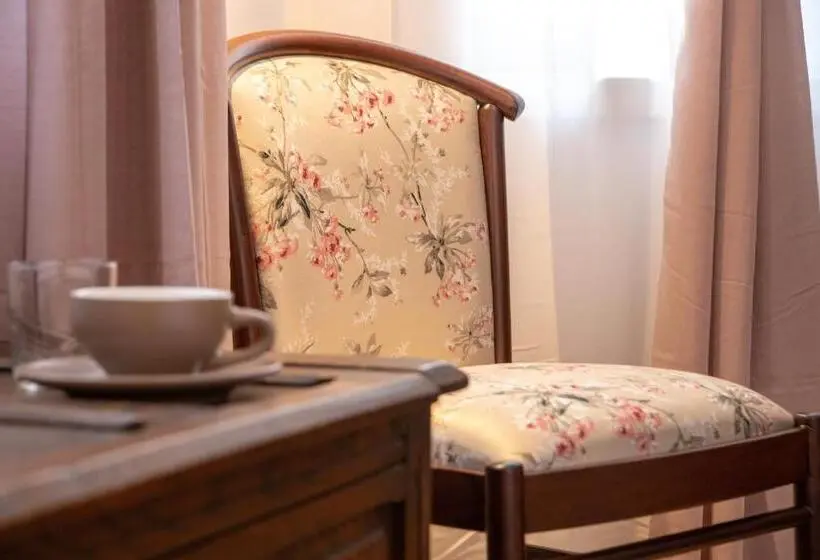 اتاق استاندارد با چشمانداز باغ, Seven Cafe &
