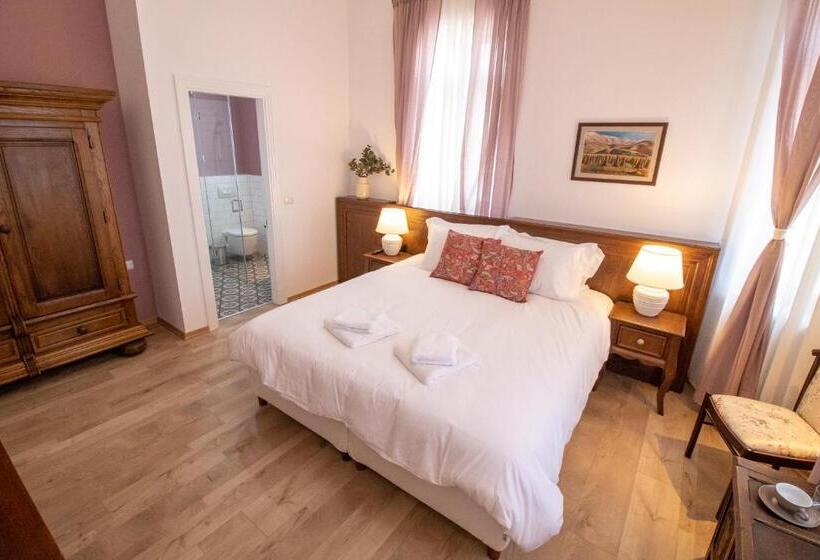 اتاق استاندارد با چشمانداز باغ, Seven Cafe &