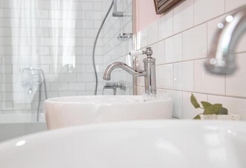 سوییت با چشمانداز باغ, Seven Cafe &