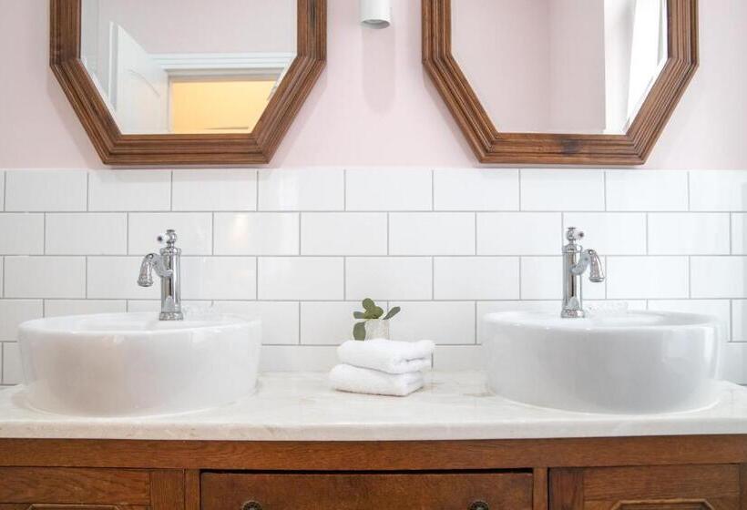 سوییت با چشمانداز باغ, Seven Cafe &