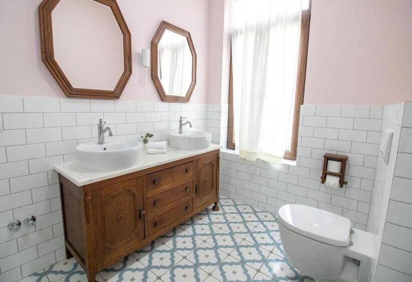 سوییت با چشمانداز باغ, Seven Cafe &