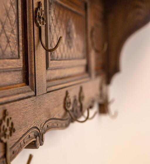 سوییت با چشمانداز باغ, Seven Cafe &