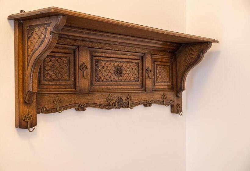 سوییت با چشمانداز باغ, Seven Cafe &