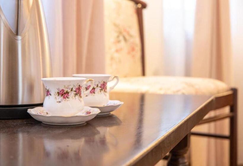 سوییت با چشمانداز باغ, Seven Cafe &