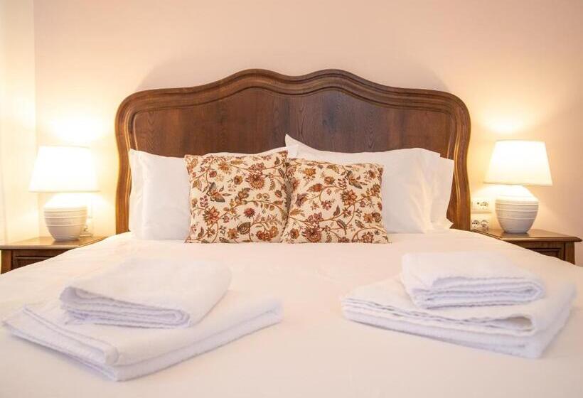 سوییت با چشمانداز باغ, Seven Cafe &