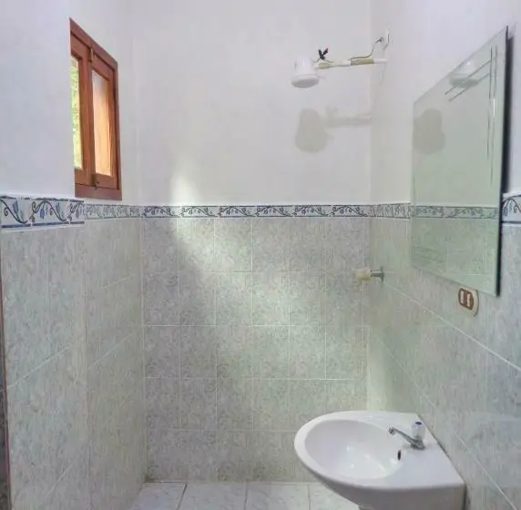 اتاق لوکس با بالکن و چشم‌انداز دریا, Livingston Resort