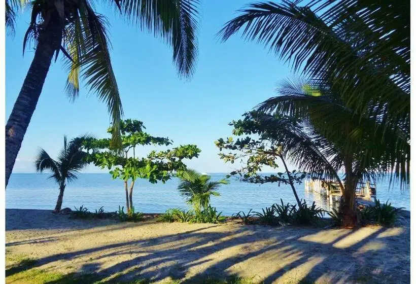 اتاق لوکس با بالکن و چشم‌انداز دریا, Livingston Resort