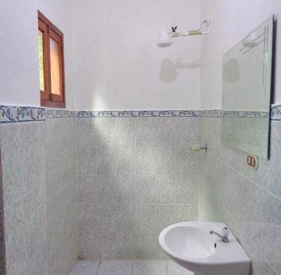 اتاق استاندارد سه تخته با چشمانداز استخر, Livingston Resort