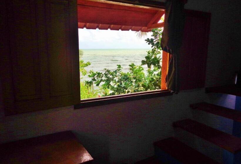 اتاق استاندارد سه تخته با چشم‌انداز استخر, Livingston Resort