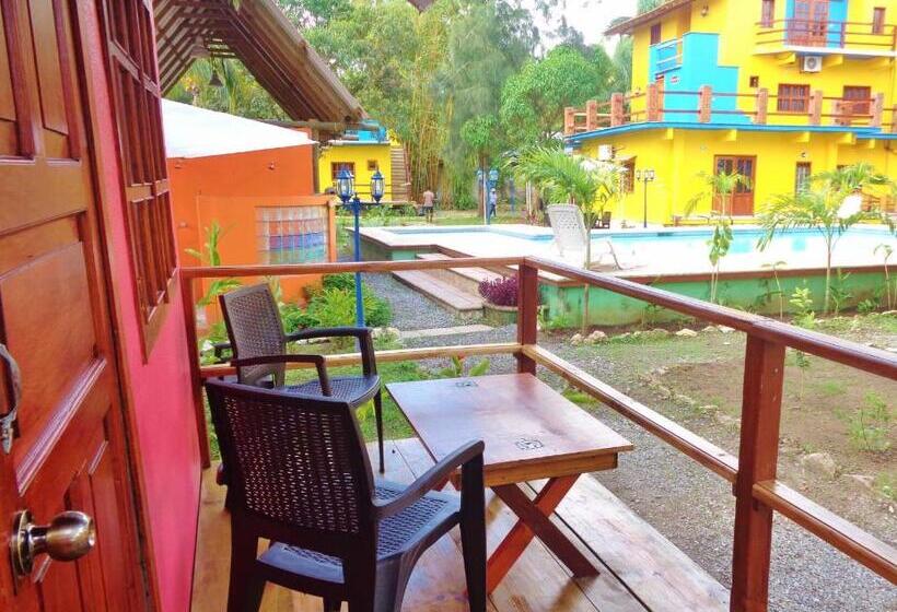 اتاق استاندارد سه تخته با چشمانداز استخر, Livingston Resort