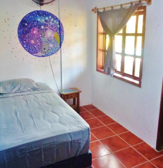 اتاق استاندارد سه تخته با چشمانداز استخر, Livingston Resort