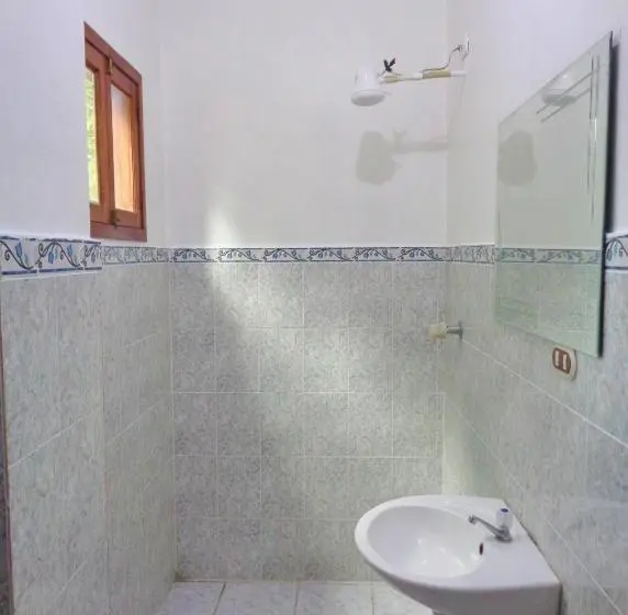 اتاق استاندارد سه تخته با چشم‌انداز باغ, Livingston Resort