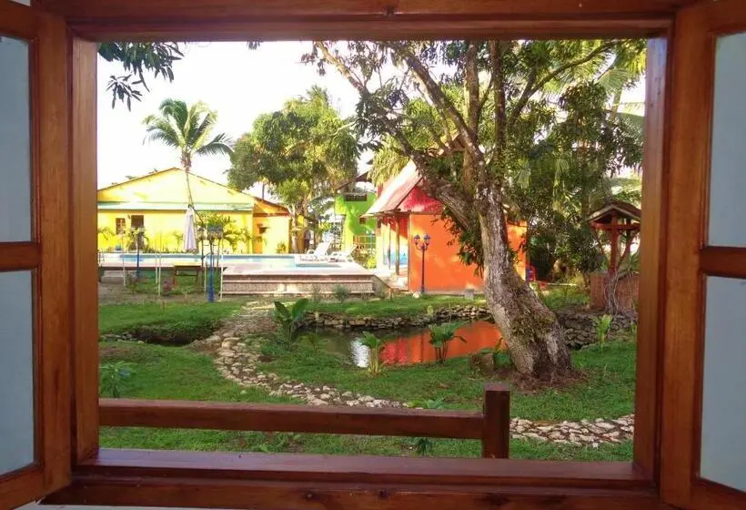 اتاق استاندارد سه تخته با چشم‌انداز باغ, Livingston Resort