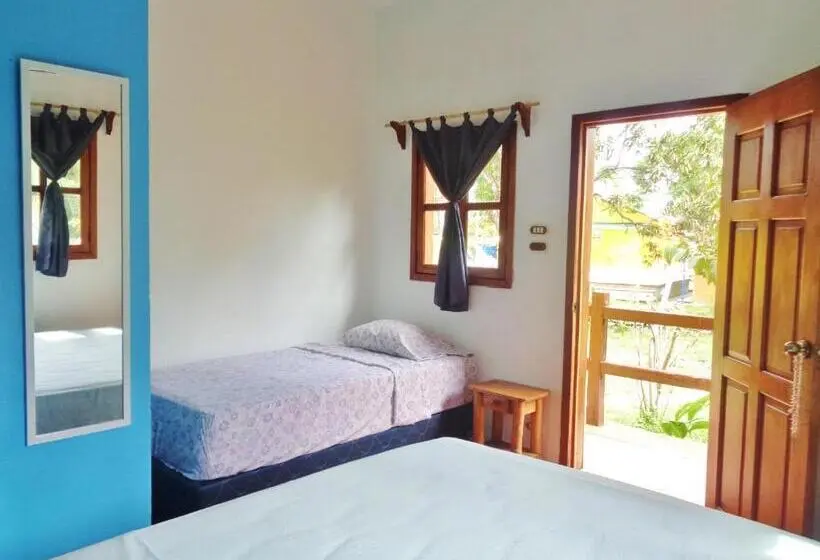 اتاق استاندارد سه تخته با چشم‌انداز باغ, Livingston Resort