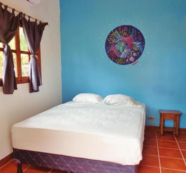 اتاق استاندارد سه تخته با چشم‌انداز باغ, Livingston Resort