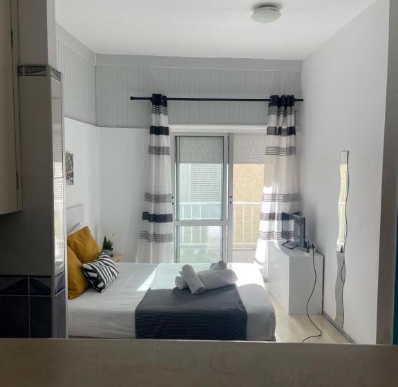 إستديو قياسى مزود بشرفة, West Coast Peniche