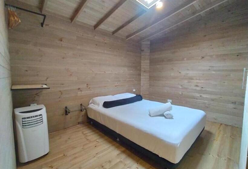 חדר דלוקס, Cloud9 Hostel