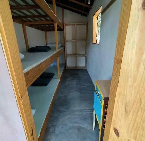 ルームシェアのワンベッド, Kombi Hostel Camping