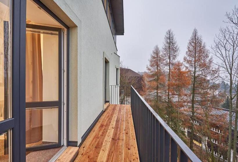 סטודיו משפחתי, Pension Varta