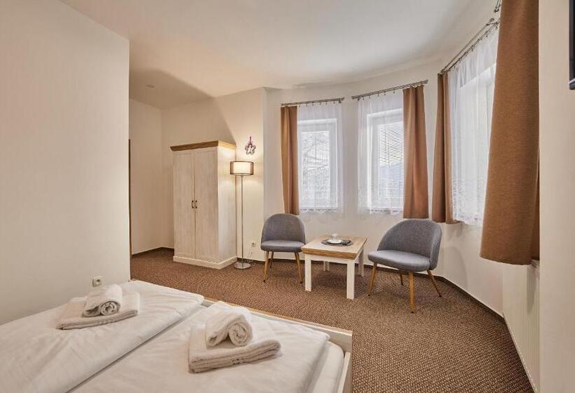 סטודיו משפחתי, Pension Varta