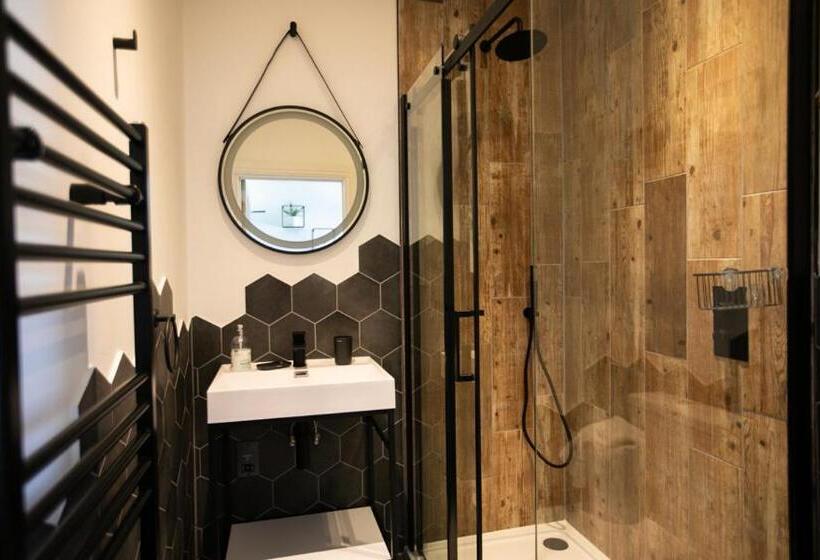 디럭스 룸, The Smugglers Rest