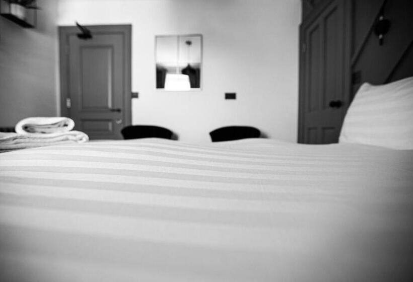 디럭스 룸, The Smugglers Rest