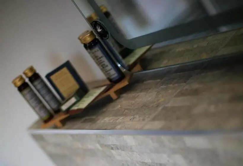 デラックススイート, The Smugglers Rest
