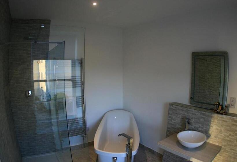 디럭스 스위트, The Smugglers Rest