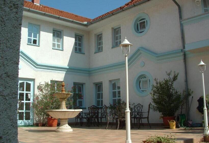 غرفة قياسية مزوَّدة بتراس, Csigaház Panzió